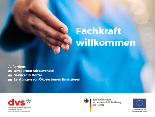Frau in blauem Kittel streckt die Hand zur Begrüßung aus