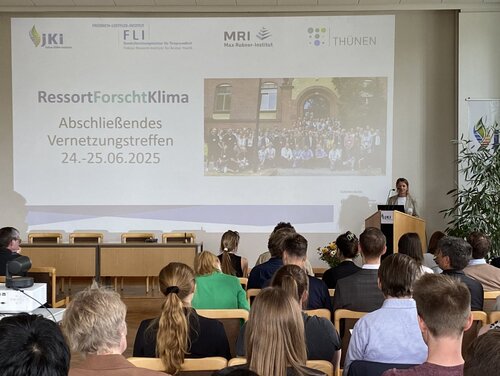 Vortragende Frau am Rednerpult bei Abschlussveranstaltung RessortForschtKlima vor Publikum, Präsentation mit Datum 24.-25.06.2025 und Logos von JKI, FLI, MRI, Thünen