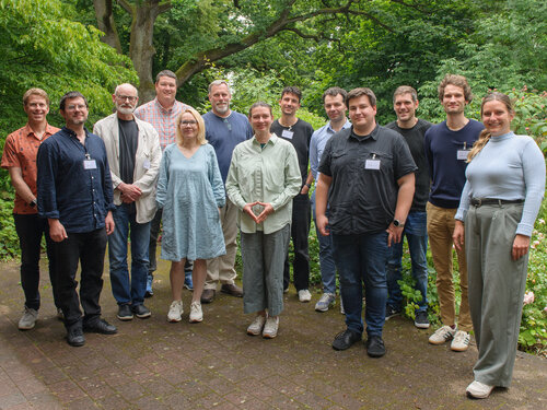Teilnehmende des ForMIP 2.0 Workshops aus aller Welt waren vom 25. bis 27. Juni 2025 zu Gast in Hamburg-Bergedorf. Eine Gruppe von Menschen stehen vor einigen Bäumen.