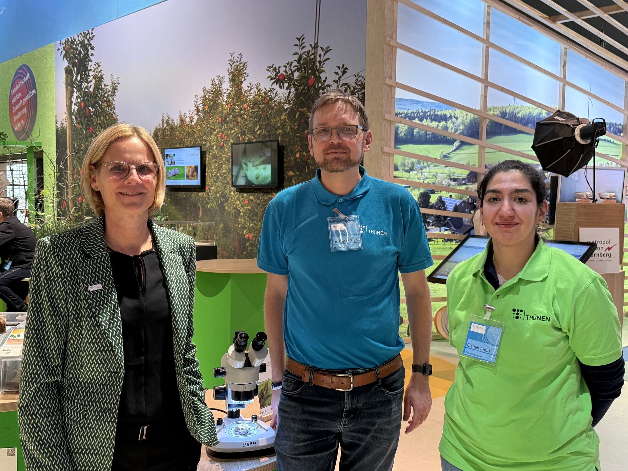 Präsidentin Birgit Kleinschmit (l.) besucht den Stand des Thünen-Instituts für Agrarklimaschutz.