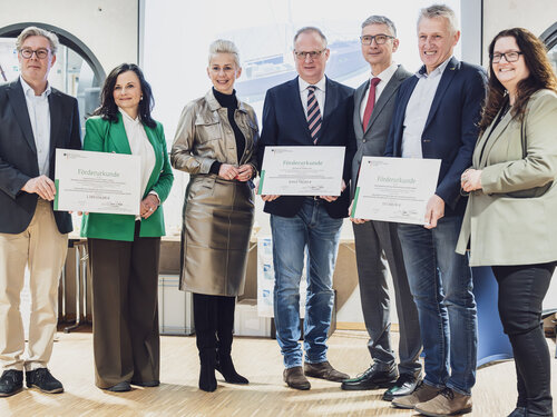 Übergabe des Förderbescheids für das Projekt "Fischkutter der Zukunft" Freuten sich über den positiven Bescheid kurz vor den Feiertagen (v.l.): Dr. Gerd Kraus, Direktor des Thünen Instituts für Seefischerei, Gitta Connemann, CDU-Bundestagsabgeordnete und Parlamentarische Staatssekretärin im Bundesministerium für Wirtschaft und Energie, Silvia Breher, CDU-Bundestagsabgeordnete und Parlamentarische Staatssekretärin im Bundesministerium für Landwirtschaft, Ernährung und Heimat, Prof. Dr. Jann Strybny, Hochschule Emden/Leer, Prof. Dr. Marco Rimkus, Präsident der Hochschule Emden/Leer, Peter Südbeck, Leiter der Nationalparkverwaltung Niedersächsisches Wattenmeer und Anja Troff-Schaffarzyk, SPD-Bundestagsabgeordnete und Mitglied des Ausschusses für Landwirtschaft, Ernährung und Heimat.