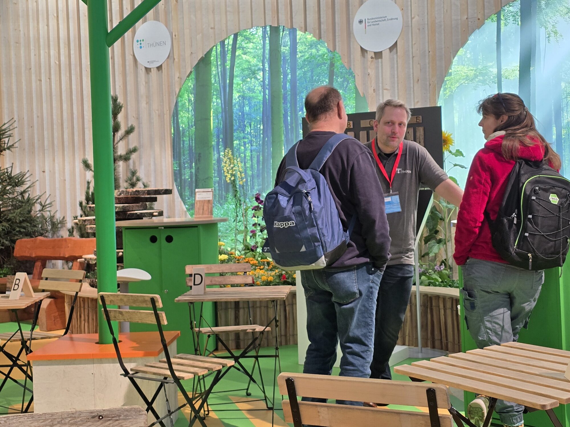 Hier zeigt das Thünen-Institut für Holzforschung mit Christian Brischke und Jan Lüdke, wie schön altes Holz sein kann.