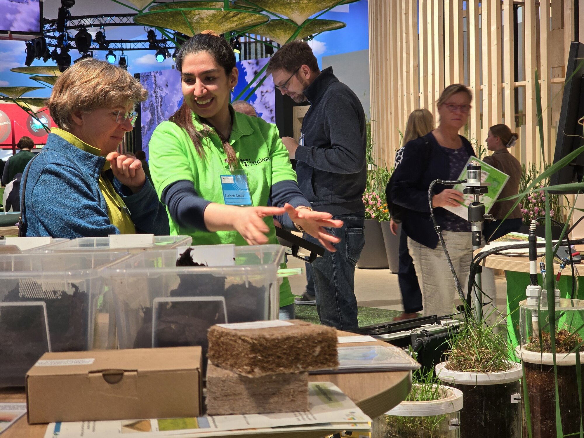 Elaheh Amiri erklärt, wie sich die unterschiedlichen Böden unterscheiden.