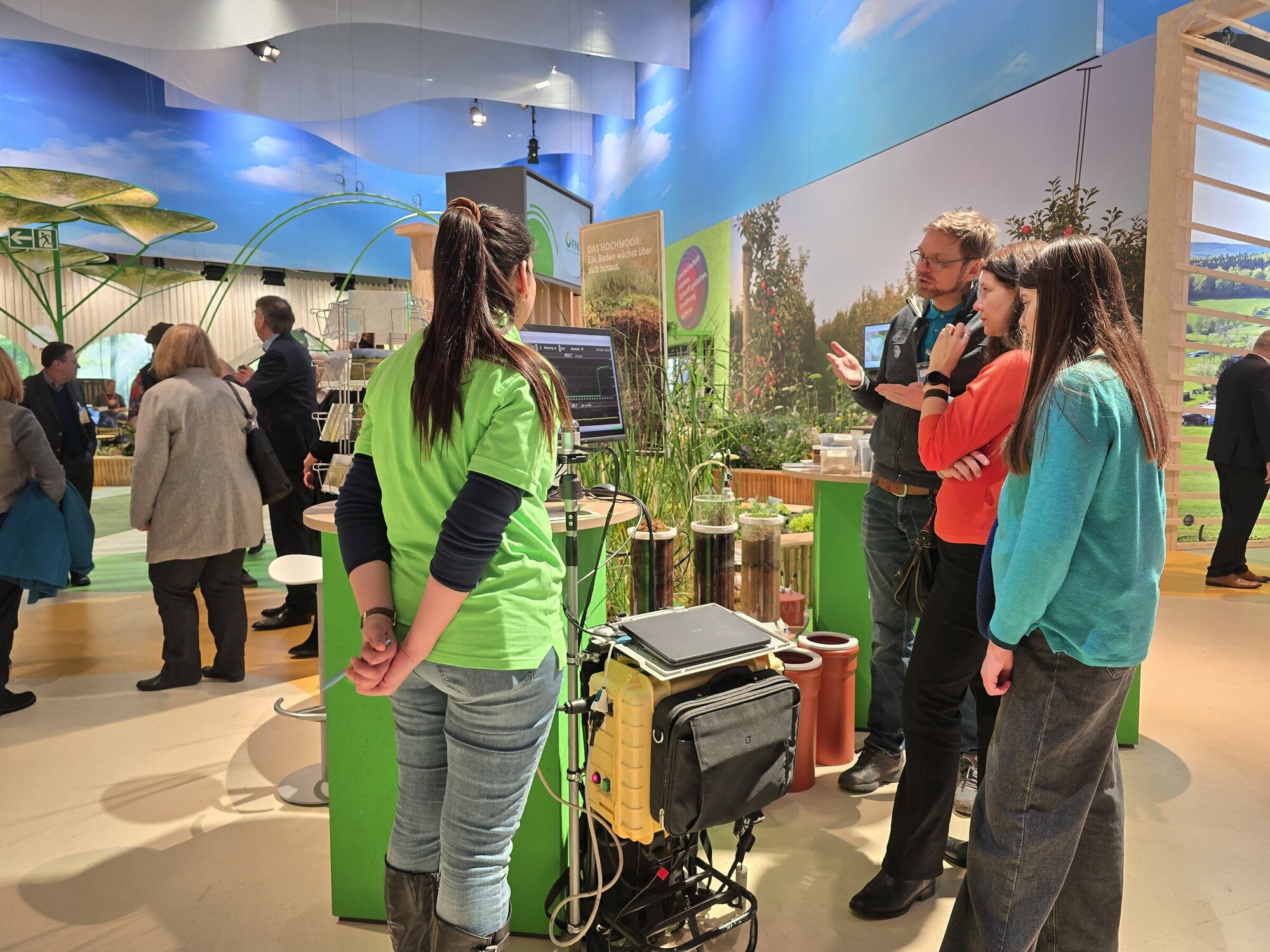 Am Stand des Thünen-Instituts für Agrarklimaschutz wird live gemessen, wieviele Emissionen verschiedene Moorböden ausstoßen.
