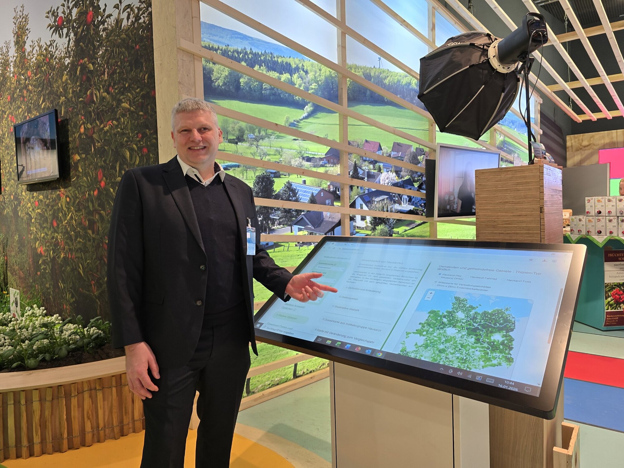 Mit Torsten Osigus vom Thünen-Institut für Lebensverhältnisse in ländlichen Räumen können Besucher*innen den Thünen-Landatlas entdecken.