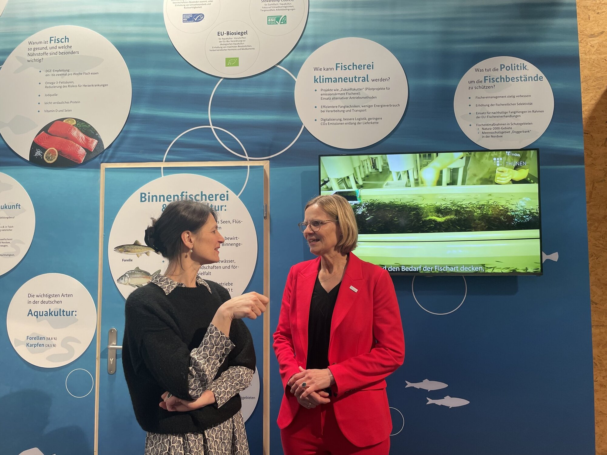 Ministerin Miriam Staudte (l.) und Thünen-Präsidentin Birgit Kleinschmit (r.) tauschen sich über künftige Forschungsvorhaben im Bereich Fischerei aus. Ministerin Miriam Staudte (l.) und Thünen-Präsidentin Birgit Kleinschmit (r.) tauschen sich über künftige Forschungsvorhaben im Bereich Fischerei aus.