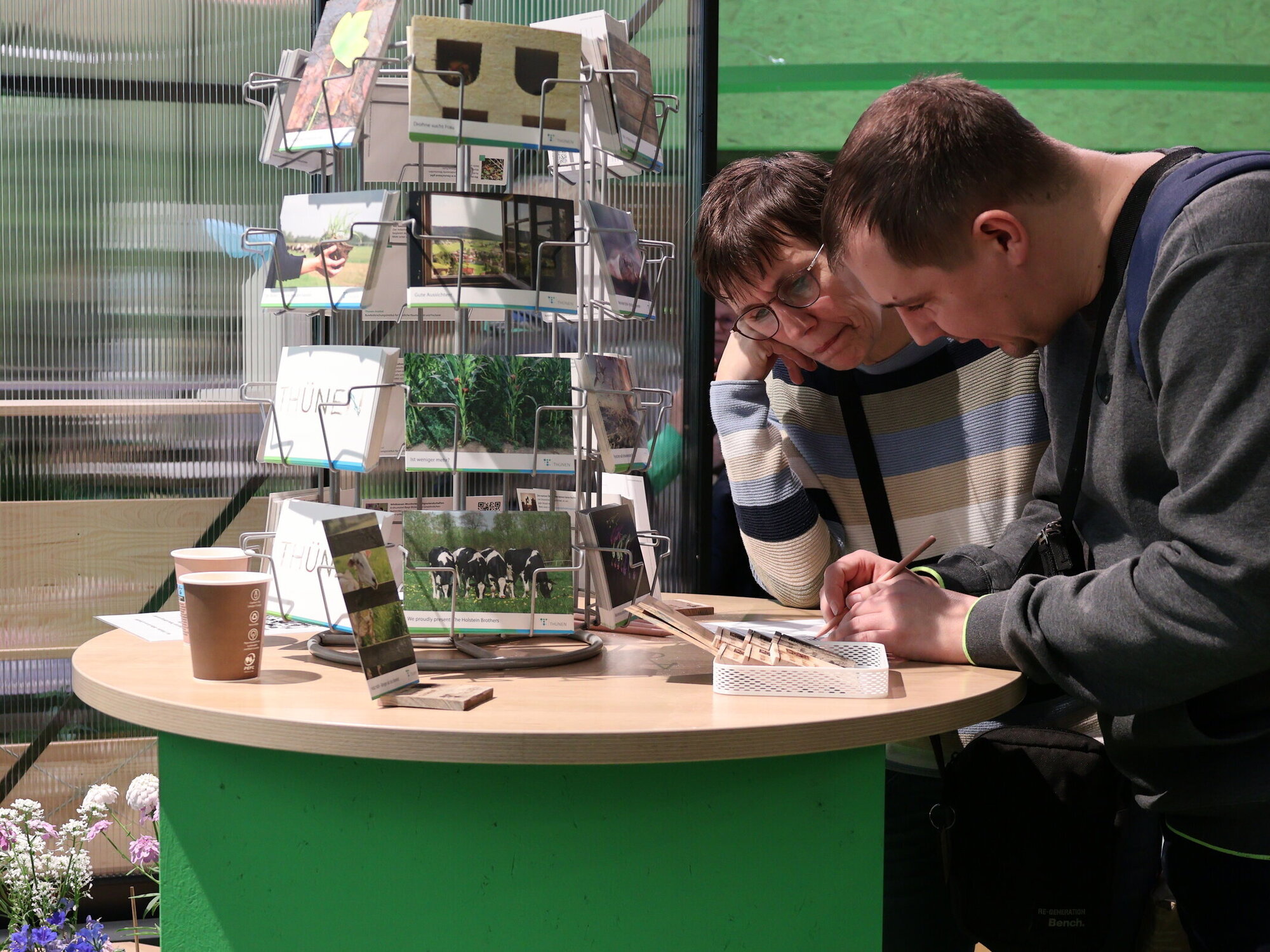 Am Stand des Thünen-Instituts für Holzforschung werden Umfragen zu Recycling-Holz ausgefüllt. Am Stand des Thünen-Instituts für Holzforschung werden Umfragen zu Recycling-Holz ausgefüllt.