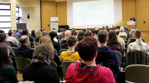 Voller Vortragssaal mit Zuhörern auf der 56. 56. Gartenbauwissenschaftliche Tagung im Thünen-Institut in Braunschweig
