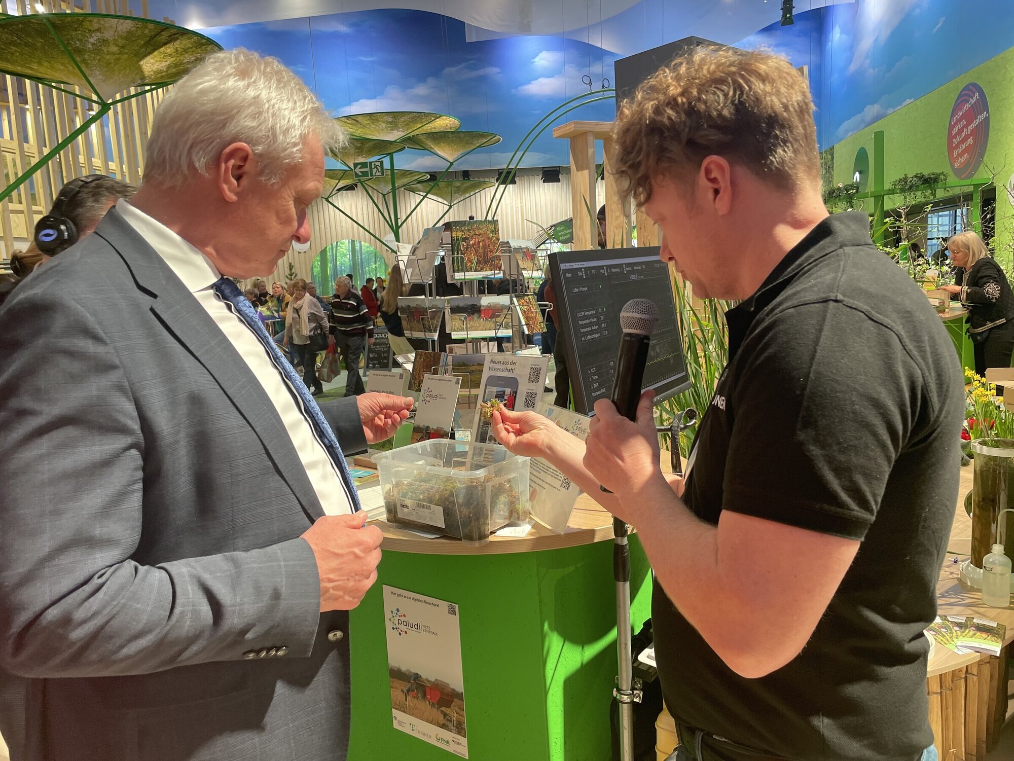 Bundeslandwirtschaftsminister Alois Rainer (l.) informiert sich am Stand des Thünen-Instituts für Agrarklimaschutz über Forschung zu Moorböden. Bundeslandwirtschaftsminister Alois Rainer informiert sich am Stand des Thünen-Instituts für Agrarklimaschutz über Forschung zu Moorböden.
