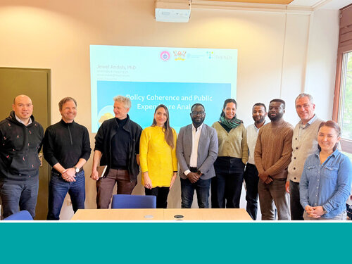 Gruppenfoto mit Jewel Andoh in der Bildmitte