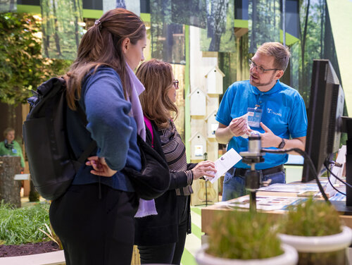 Die Moorboden-Expert*innen des Thünen-Instituts haben Torf-Arten zum Anfassen dabei. Verschiedene Torfarten werden von Expertinnen des Thünen-Instituts gezeigt.