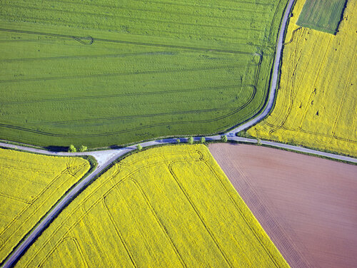 Die GAP soll ab 2028 nachhaltiger und flexibler werden. Luftaufnahme von Feldern und Straßen