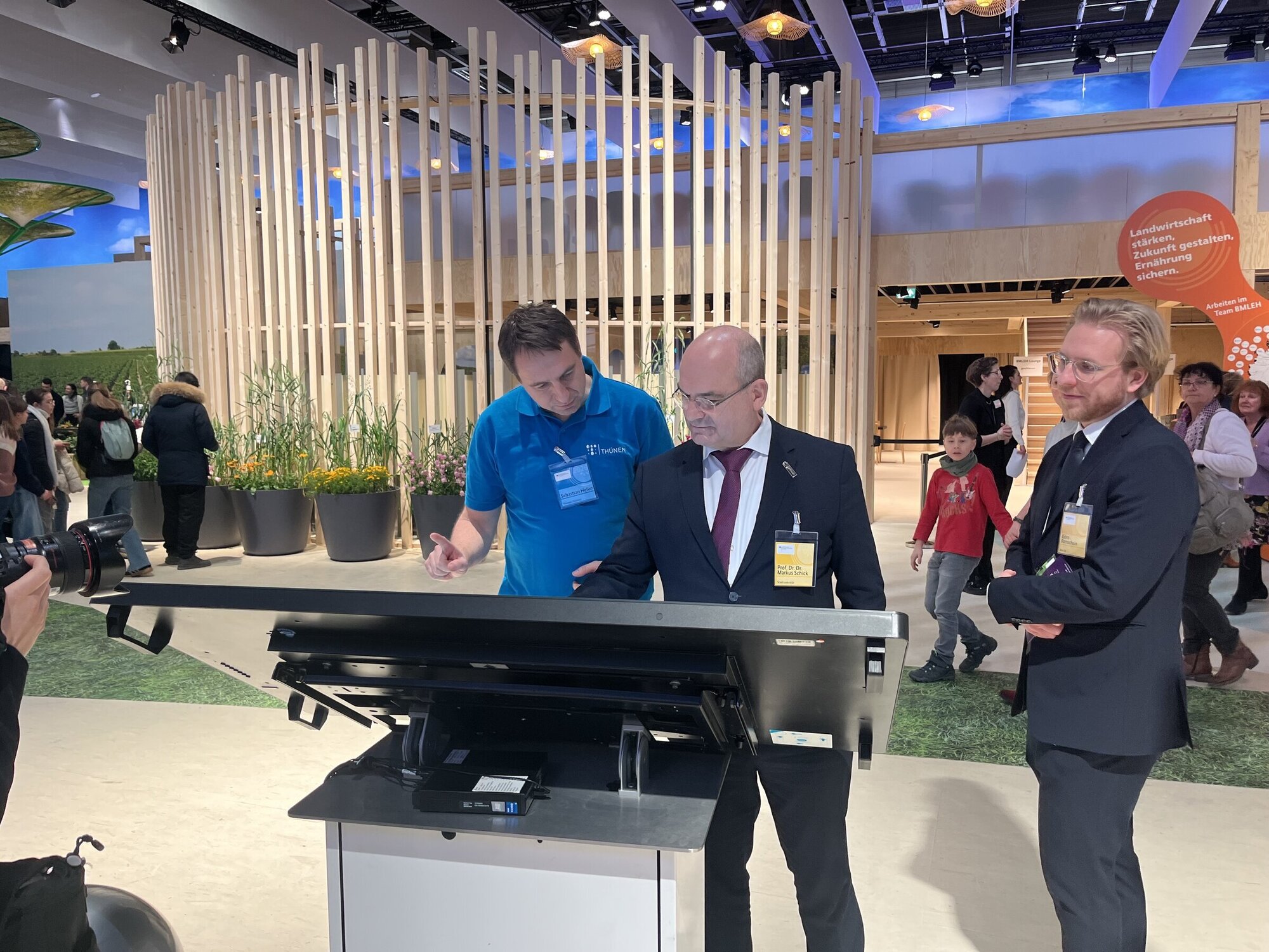 Staatssekretär Markus Schick betrachtet die Verteilung deutscher Moorböden auf einer interaktiven Landkarte des Thünen-Instituts für Agrarklimaschutz. Staatssekretär Markus Schick betrachtet die Verteilung deutscher Moorböden auf einer interaktiven Landkarte des Thünen-Instituts für Agrarklimaschutz.