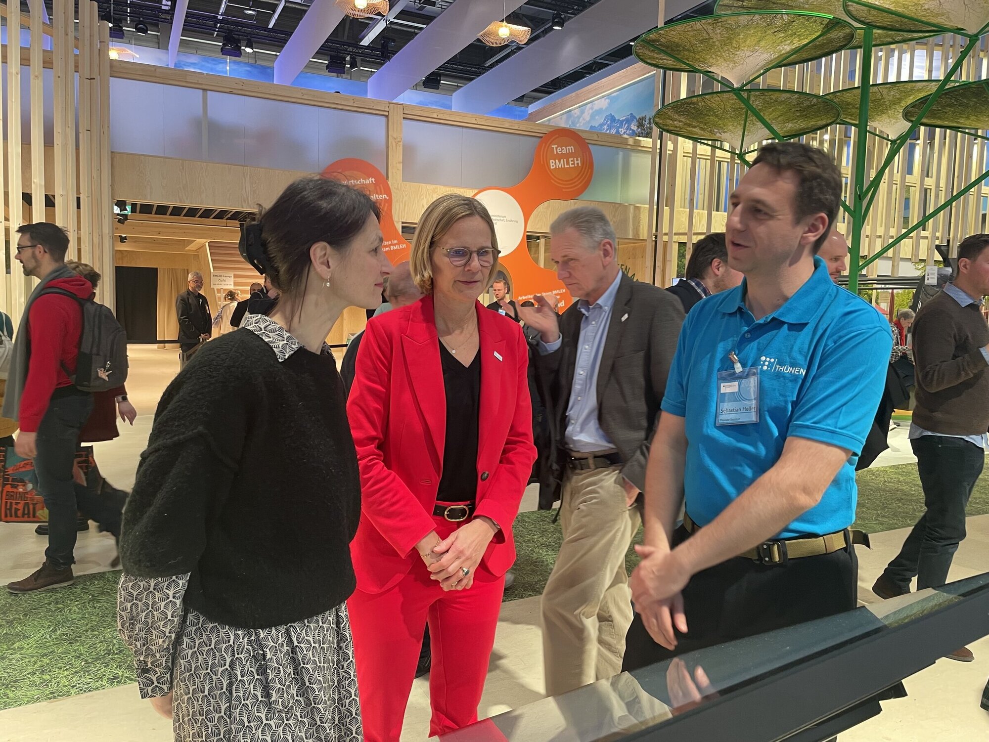 Thünen-Präsidentin Birgit Kleinschmit und Miriam Staudte, Ministerin für Ernährung, Landwirtschaft und Verbraucherschutz in Niedersachsen, machen einen Rundgang über die Thünen-Stände. Thünen-Präsidentin Birgit Kleinschmit und Miriam Staudte, Ministerin für Ernährung, Landwirtschaft und Verbraucherschutz in Niedersachsen, machen einen Rundgang über die Thünen-Stände.