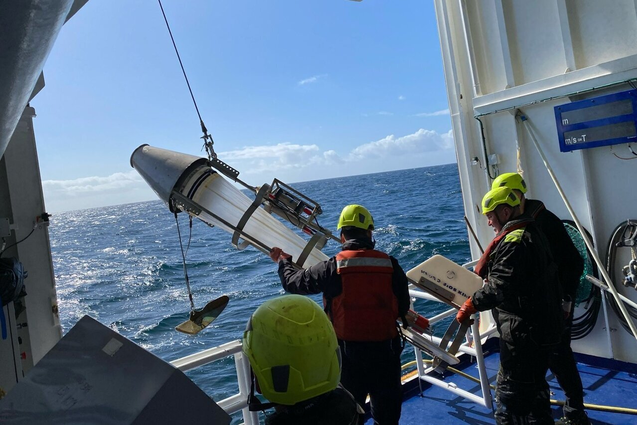 Der Nackthai geht zum ersten Mal ins Wasser. The plankton catching device “Nackthai” is released into the water.