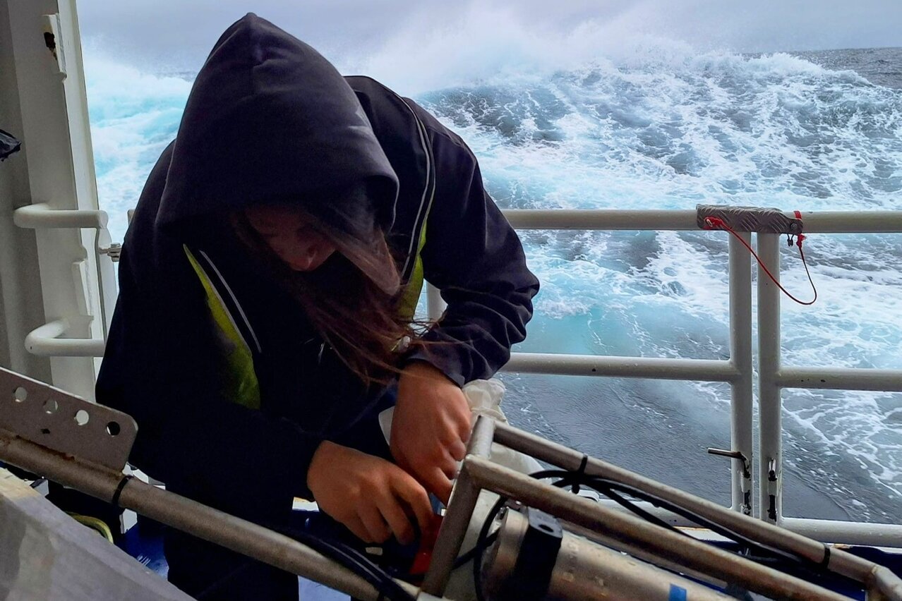 Ausschalten des "Nackthais" nach dem Einsatz The plankton fishing device “Nackthai” is back on board and is switched off.