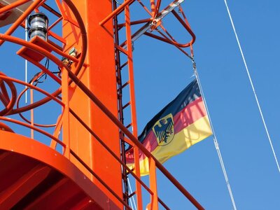 Foto mit deutscher Flagge an Bord eines Schiffes