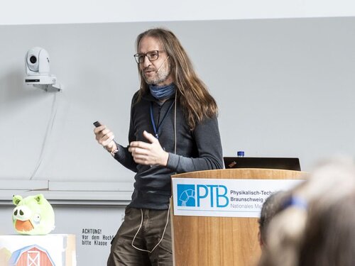 Science Slam bei der PTB: Mit Kuscheltieren als Requisiten machte Michael Kazda Forschung rund um Stallklima lebendig. Science Slam bei der PTB: Mit Kuscheltieren als Requisiten machte Michael Kazda Forschung rund um Stallklima lebendig.