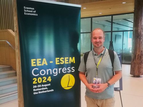  Jan Cornelius Peters next to a banner of the European Economic Association Congress and the European meeting of the Econometric Society.