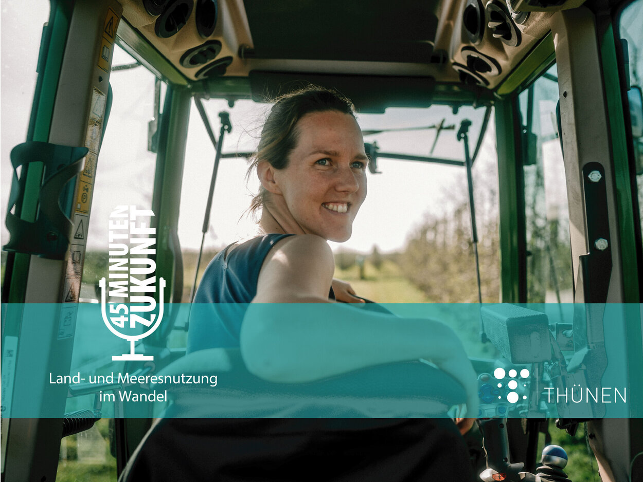 Landwirtin bei der Arbeit Eine Landwirtin im Traktor auf dem Feld