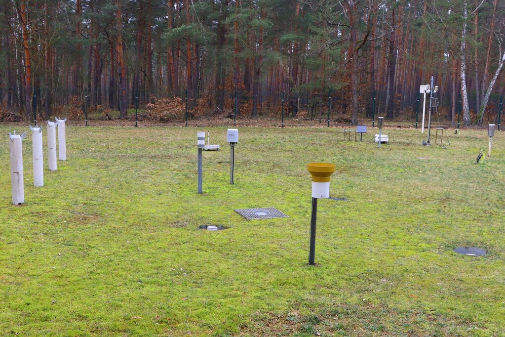 Verschiedene Messgeräte zur Erfassung meteorologischer Daten auf der Freifläche. Verschiedene Messgeräte zur Erfassung meteorologischer Daten auf der Freifläche.
