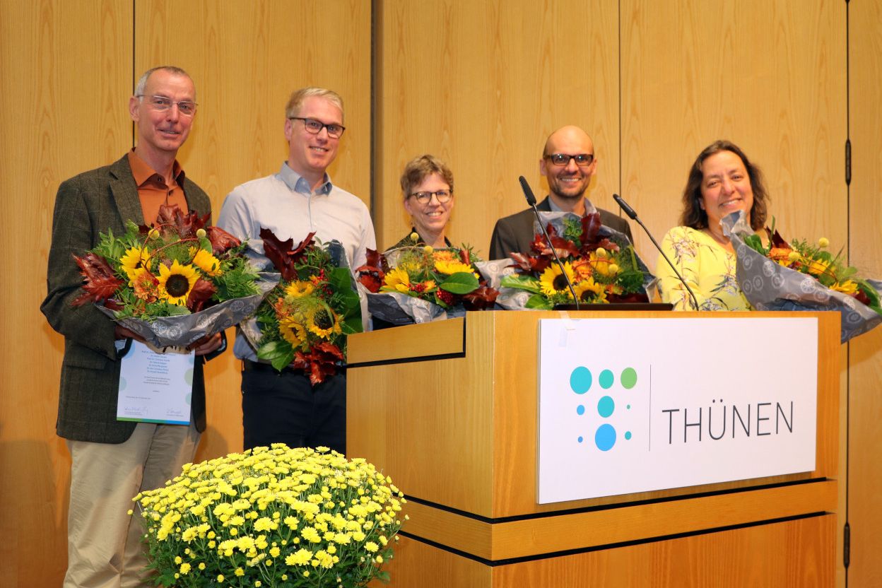 Die preisgekrönten Autor*innen mit Blumensträußen.