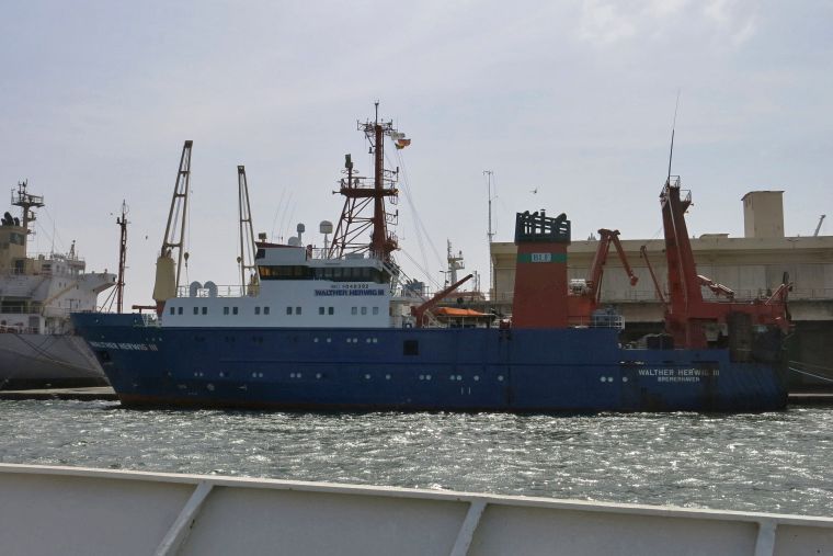 Blick auf die Walther Herwig III im Hafen von Dakar.