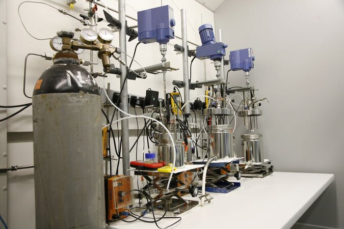 Klicken für eine Vergrösserung Reihe mit 3 Edelstahldruckautoklaven