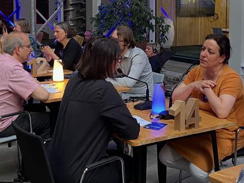 Forschende und Besucher*innen im Gespräch beim Salon der Wissenschaft 2024 Forschende im Gespräch mit Besucher*innen beim Salon der Wissenschaft.