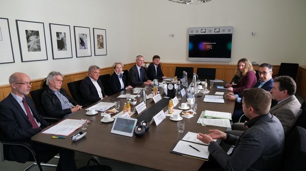 Several people, including Federal Minister Özdemir and Peter Weingarten from the Thünen Institute, sit around a table