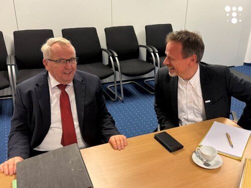 Till Backhaus und Christopher Zimmermann sitzen an einem Tisch im Institut für Ostseefischerei