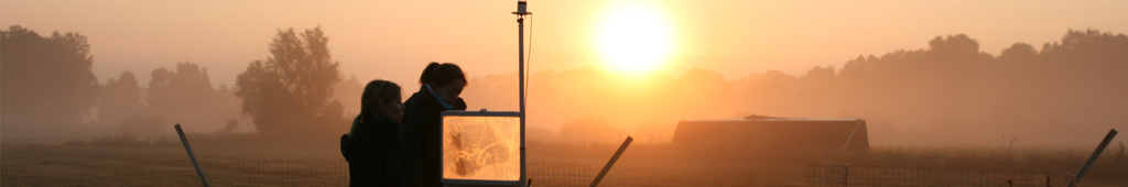 Messungen auf einem Feld bei Sonnenaufgang
