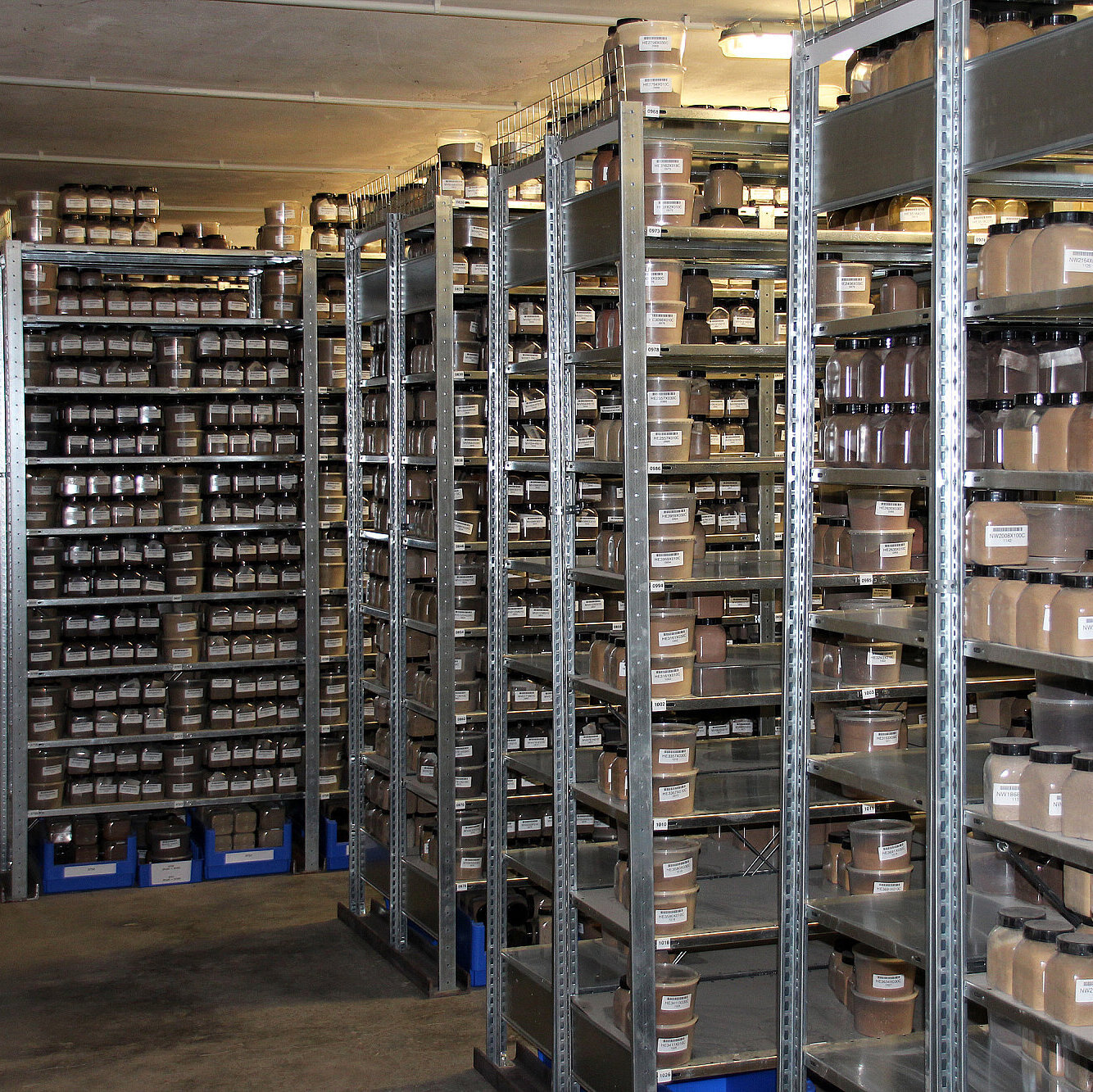 Im Labor für Bodenmonitoring werden die Proben aller Monitoringstandorte aufbewahrt. In vielen Regalen stehen viele kleine Gefäße mit Bodenproben.