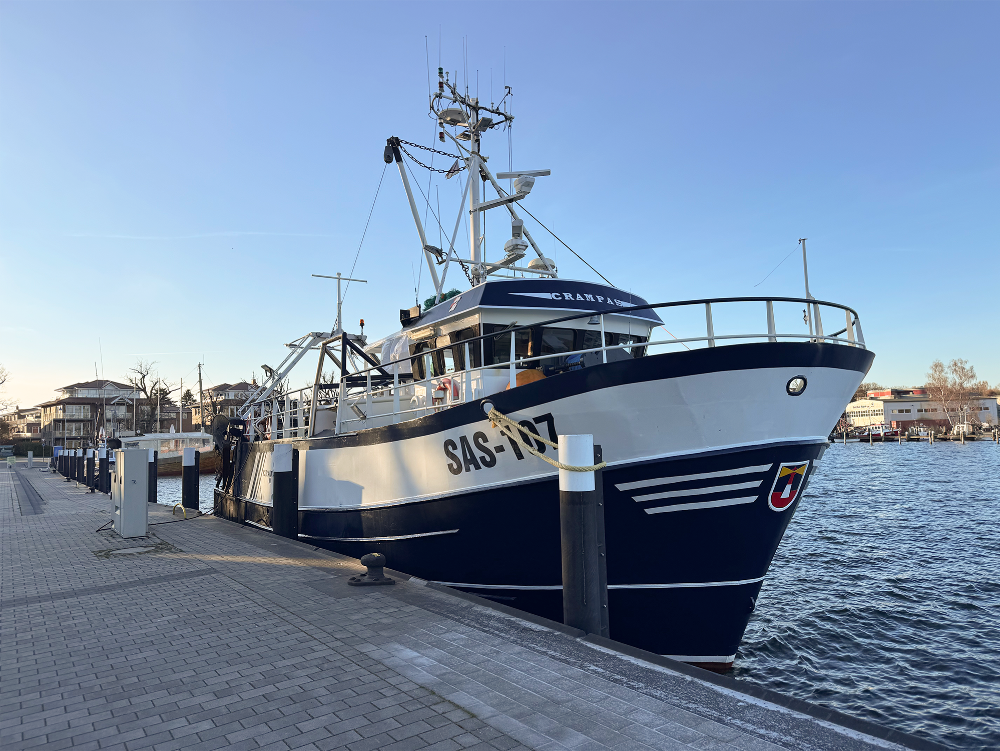 Das gecharterte Ersatzschiff „Crampas“. Ein Schiff liegt im Hafen.