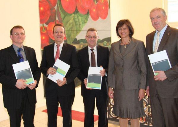 Das Bild zeigt die Personen Prof. Dr. Folkhard Isermeyer (Präsident des Thünen-Instituts), Jürgen Merz (Präsident des ZVG), Bundesministerin Ilse Aigner, Helmut Selders (Präsident des BdB) bei der Übergabe der Gartenbau-Studie in Berlin