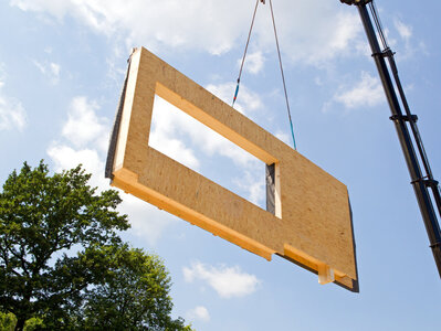 pre-fabricated part Modulares Bauteil wird mit einem Kran transportiert.