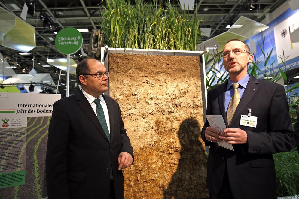 Bundeslandwirtschaftsminister Christian Schmidt auf der Grünen Woche vor einem Bodenexponat