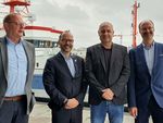 Nils Schnorrenberger (Bremerhavener Gesellschaft für Investitionsförderung und Stadtentwicklung), Sebastian Unger (Meeresbeauftragter der Bundesregierung), Reinhold Hanel (Institutsleiter, Thünen-Institut für Fischereiökologie) und Christoph Stransky (stellvertretender Institutsleiter, Thünen-Institut für Seefischerei) vor dem Fischereiforschungsschiff Walther Herwig III