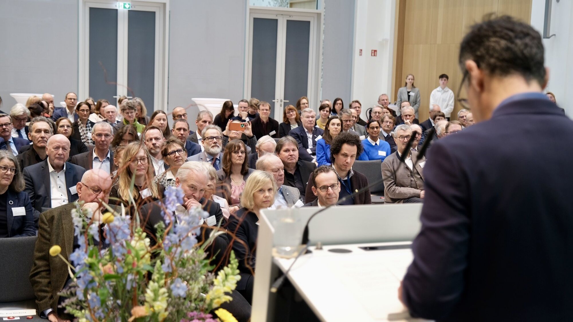 Grußwort von Bundesminister Cem Özdemir. Blick in den Tagungsraum, der Bundesminister steht am Rednerpult.