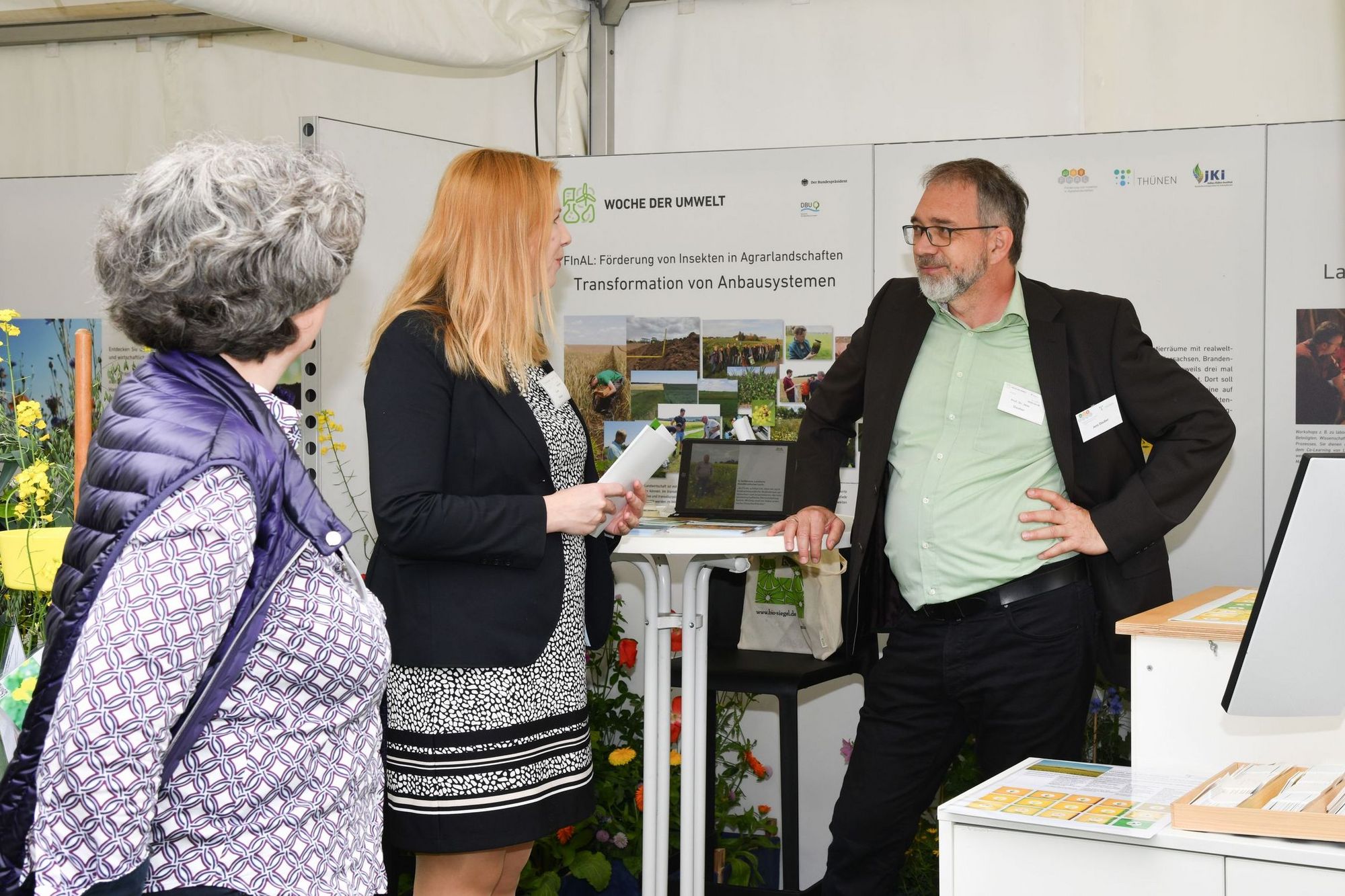 Gespräche am Stand von einem Projekt zur Förderung von Insekten