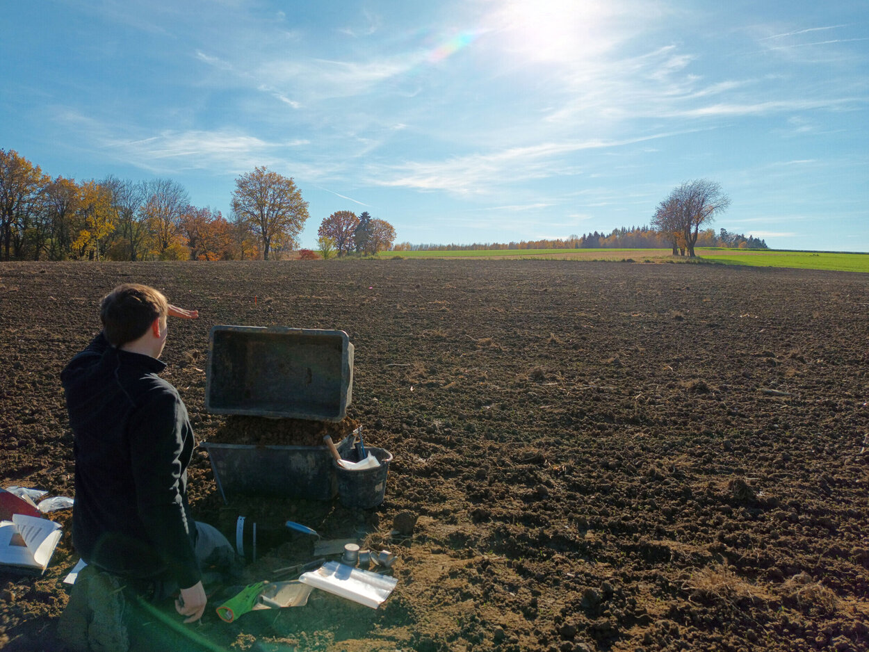 Für die Bodenzustandserhebung nehmen Forschende Bodenproben auf Äckern in ganz Deutschland.