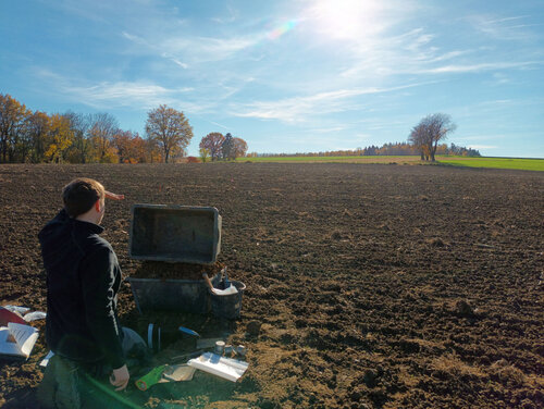 Für die Bodenzustandserhebung nehmen Forschende Bodenproben auf Äckern in ganz Deutschland.