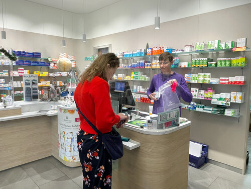 Für die meisten Menschen sind die Apotheken Bestandteil der persönlichen Gesundheitsversorgung. Eine Apothekerin übergibt der Kundin ihre Medikamente.