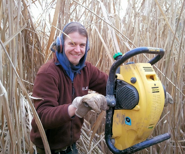 Christopher Poeplau bei der Bodenprobenahme im Miscanthus-Feld