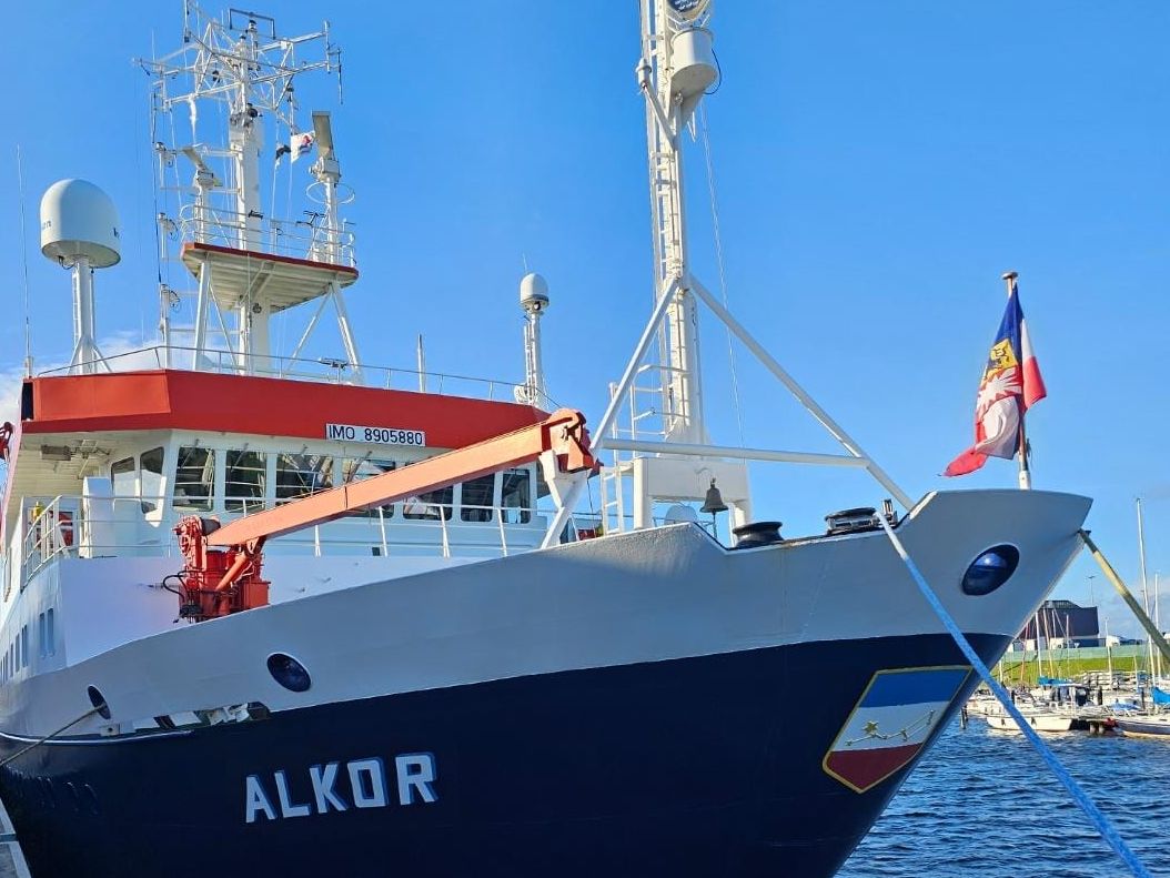 Forschungsschiff Alkor liegt an der Pier im Hafen