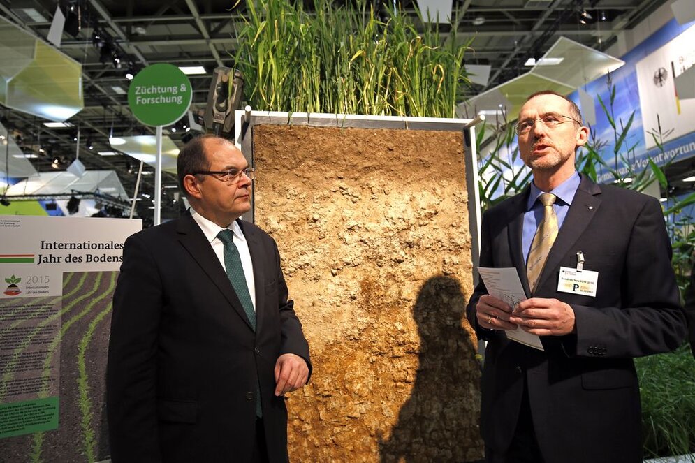 Bundeslandwirtschaftsminister Christian Schmidt auf der Grünen Woche vor einem Bodenexponat Bundeslandwirtschaftsminister Christian Schmidt auf der Grünen Woche vor einem Bodenexponat
