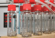 Gaswaschflaschen (Nahaufnahme), durch welche die Prüfkammerluft geleitet wird für die Absorption von Formaldehyd durch Wasser