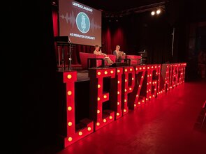 Podcastaufzeichnung Leipzig Lauscht Podcastaufzeichnung auf der Bühne beim Leipzig Lauscht Podcastfestival