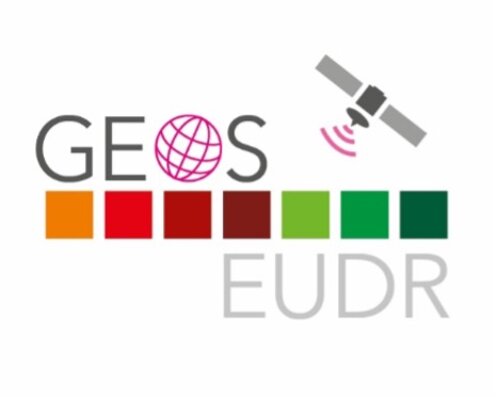 Logo mit den Buchstaben GEOS EUDR einer Mittelline mit farbigen Quadraten und einem Satelitensymbol oben rechts.