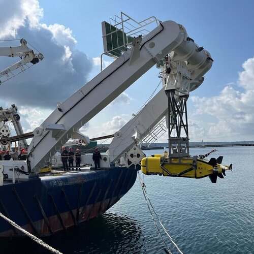 Vorbereitungen am französischen Forschungsschiff L´Atalante. Der Tauchroboter, der an ein gelbes U-Boot erinnert wird von einem Kran an Bord gehoben.